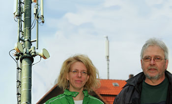 Haben Mobilfunkmasten innerorts, nicht aber dem Mobilfunk, den Kampf angesagt. Amrei Schlieper und Harald Wiedemann. Foto: Wenzel